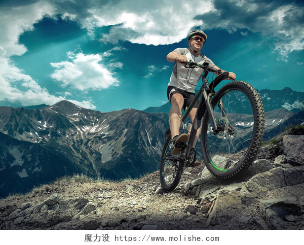 蓝绿色天空下骑着自行车四处闲逛的男人励志努力坚持不懈克服困难
